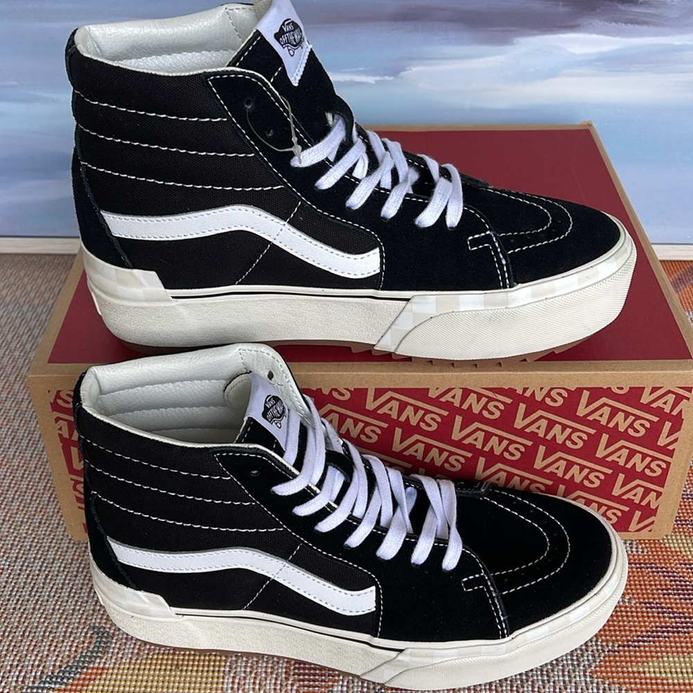 Vans Men’s Sk8-Hi Stacked (Suede/Canvas) Black/Blan
VN0A4BTW5ZN
Platforms - Picture 3 of 16
